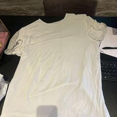 Kleidung wit shirt, gemeldet von Van der Valk Hotel Amsterdam-Amstel über iLost