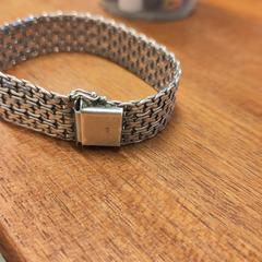 Zilveren armband, jak bylo nahlášeno na iLost