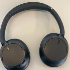 Kopfhörer Schwarz, gemeldet von MEININGER Hotel Berlin Airport über iLost