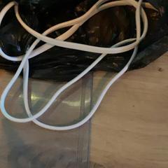 النظارات White cable، كما تم الإبلاغ عنه بواسطة MEININGER Hotel Köln West عبر iLost