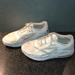 Schoenen Nike wit, zoals gemeld door Van der Valk Hotel Wolvega Heerenveen met iLost