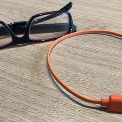 Adattatore Gafas de vista negras y cable, come riportato da MEININGER Hotel Barcelona Fira Gran Via utilizzando iLost