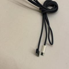 Cabo de carregamento USB-c naar MacBook, como reportado por HvA Nicolaes Tulphuis & Tania Leonhuis utilizando o iLost