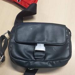 Táska - Mbuyi Mukendi, amint azt Centraal magazijn az iLost segítségével jelentette.