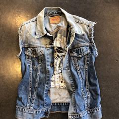 Spijkergilet met ripped rug - merk Levi’s, as reported by Awakenings ADE – Warehouse Elementenstraat 2019 using iLost