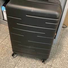 スーツケース zwart がiLostで Eindhoven Airport によって報告されました