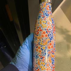 Vizesüveg Colorful flowers, amint azt Room Mate Bruno az iLost segítségével jelentette.