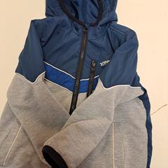 Jas blauw met grijs, zoals gemeld door Avonturenpark Hellendoorn met iLost