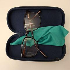 Lesebriller, som rapportert av Stad Peer ved bruk av iLost