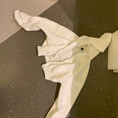 재킷 WHITE, iLost를 사용하여 Room Mate Bruno에 보고됨