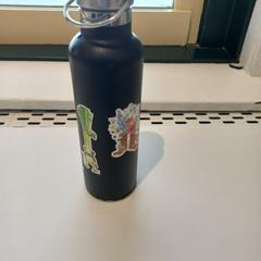 Ampolla per beure Zwart met stickers, segons ha informat Arriva Limburg Zuid mitjançant iLost