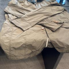 재킷, iLost를 사용하여 Rotterdam The Hague Airport에 보고됨