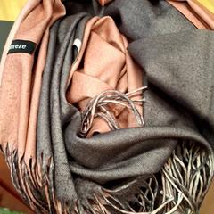 Bufanda echarpe rose et grise, ha sido reportado por IKEA Nice Saint Isidore con iLost