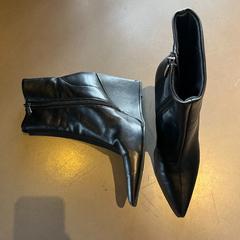 신발 Black Leather, iLost를 사용하여 Hotel V Frederiksplein에 보고됨