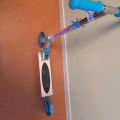 Trottinette bleue, como reportado por TCL utilizando o iLost