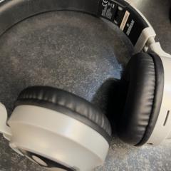 Auriculares, ha sido reportado por Rotterdam The Hague Airport con iLost