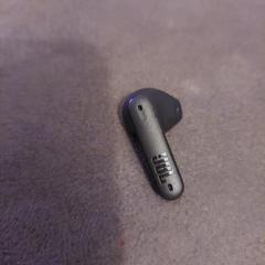 JBL ear bud rechts, gerapporteerd met iLost