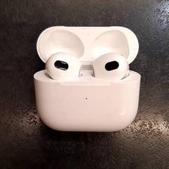 Draadloze oortjes in houder, a été signalé par Rotterdam The Hague Airport utilisant iLost