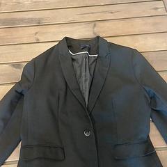 Blazer Noir, segundo informou IKEA Rennes - Pacé usando iLost