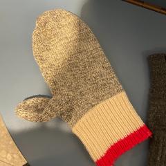 Mitten Knitted, red, white, grey, como reportado por Conscious Hotel Museum Square utilizando o iLost