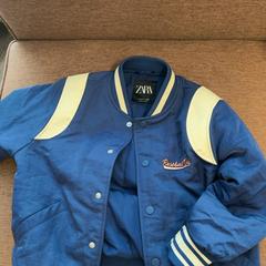 Baseball-jacke Blauw met witte strepen, gemeldet von Pathé Schouwburgplein über iLost