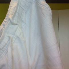 Pantalon, a été signalé par MEININGER Hotel Lyon Centre Berthelot utilisant iLost