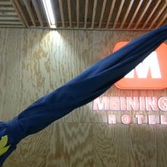 Umbrella BLUE PLASTIC, as reported by MEININGER Hotel Innsbruck Zentrum using iLost