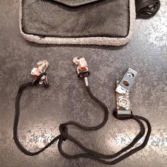 Etui met oortjes, zoals gemeld door Rotterdam The Hague Airport met iLost