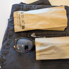 Óculos de sol & Calças de ganga, como reportado por Inntel Hotels Utrecht Centre utilizando o iLost