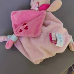 Manteta Lapin rose, segons ha informat IKEA Nantes mitjançant iLost