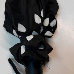 Esernyő Sort/hvit, amint azt IKEA Furuset az iLost segítségével jelentette.