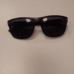 Oculos de sol Pretos e vermelhos, as reported by IKEA Loulé using iLost