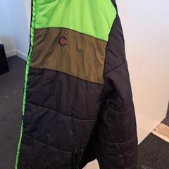 Jacke zwart/groen, gemeldet von Arriva Infoshop Enschede über iLost