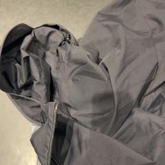レインコート Quechua がiLostで Universiteit Gent - Faculteitsbibliotheek LW によって報告されました