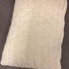 Polštář Beige, jak nahlášeno MEININGER Hotel Brussels City Center pomocí iLost