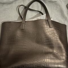 Zwarte tas +meisjes kleding+ make up, ako bolo nahlásené iLost
