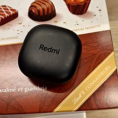 Caixa para auscultadores, como reportado por IKEA Villiers-sur-Marne utilizando o iLost