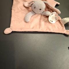 Coperta Rose/gris/blanc  avec une tétine, come riportato da IKEA Paris Nord Roissy utilizzando iLost