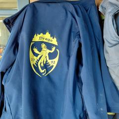 Softshell jas met logo, jak bylo nahlášeno na iLost