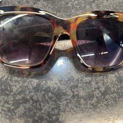 Occhiali da sole, come riportato da Rotterdam The Hague Airport utilizzando iLost