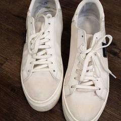 Topánka White, ako bolo nahlásené Inntel Hotels Amsterdam Centre pomocou iLost