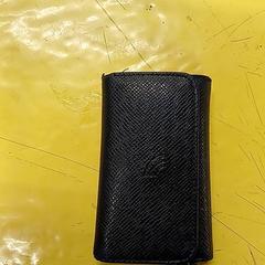 Trousseau de clé En cuir noir, come riportato da IKEA Lille utilizzando iLost