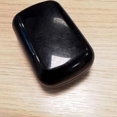 Aurikularretarako euskarria Zwart, gisa salatu by Qbuzz Fryslân iLost erabiliz