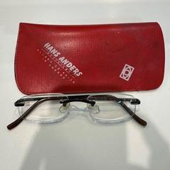 Gafas Bruin, rode hoes, Hans Anders, ha sido reportado por Gemeente Zevenaar con iLost