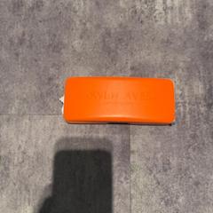 Caixa de óculos com óculos no interior, como reportado por Van der Valk Hotel Haarlem utilizando o iLost