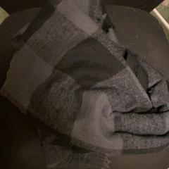 Skjerf Grey scarf, with squares, som rapportert av KABUL à GoGo / Teatro ved bruk av iLost
