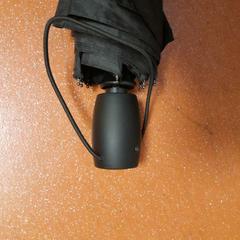 Parapluie pliant noir, a été signalé par TCL utilisant iLost