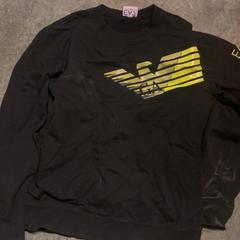 Pulóver Black, amint azt KABUL à GoGo / Teatro az iLost segítségével jelentette.