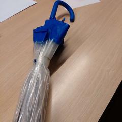 Ombrello -blauw doorschijnend, come riportato da Centraal magazijn utilizzando iLost