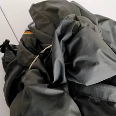 衣類 - regenjas groen がiLostで Centraal magazijn によって報告されました